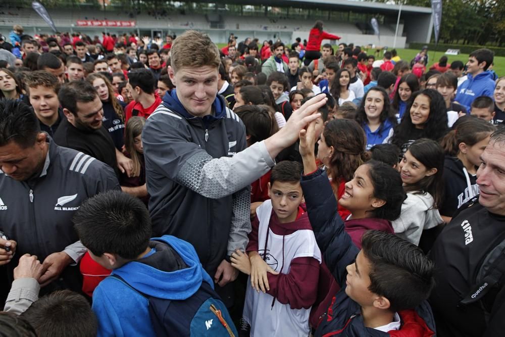 Los All Blacks dirigen un entrenamiento con alumnos en Gijón