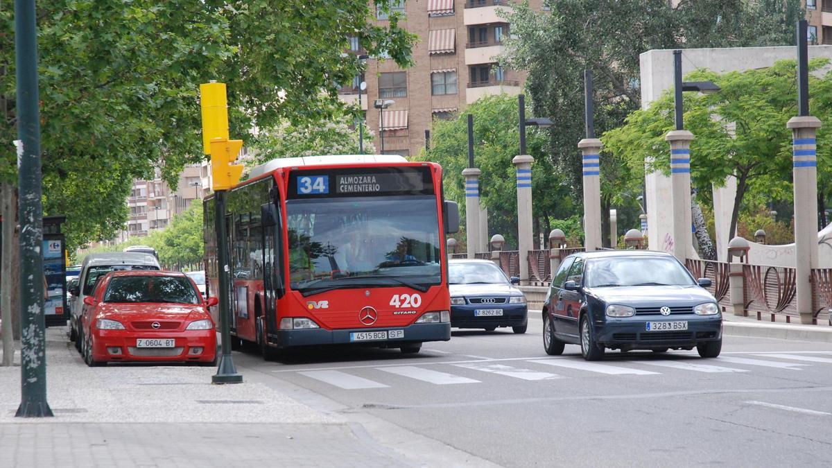 Un autobús circulando por la avenida Pablo Gargallo de Zaragoza.