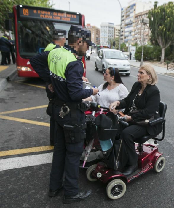 Las mujeres, que tienen problemas de movilidad, se han puesto frente al autobús durante casi una hora en la parada de Óscar Esplá