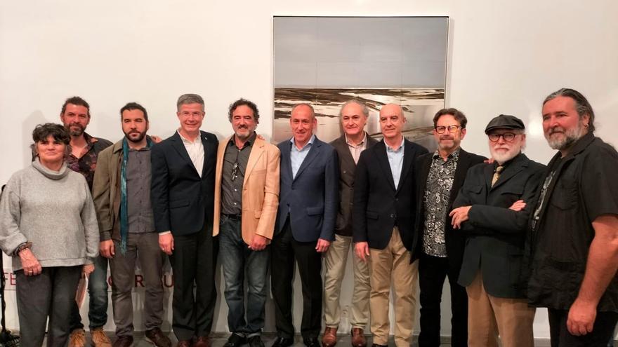 En el centro, el Alcalde de Tomares José Mª Soriano y a su izquierda: Chiqui Díaz, Ramón Peña Rubio, Patricio Hidalgo, Martín Lagares y la Concejal de Cultura Carmen Ortiz. A la derecha: Paco Díaz, Fernando Rodríguez, Francisco Naranjo, “El Vichero” y Javier Ayarza. FOTO: T.L.