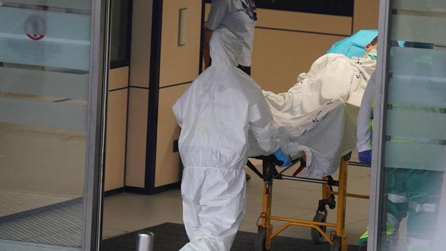 Un sanitari entra a un pacient en llitera a l&#039;Hospital de Cruces.
