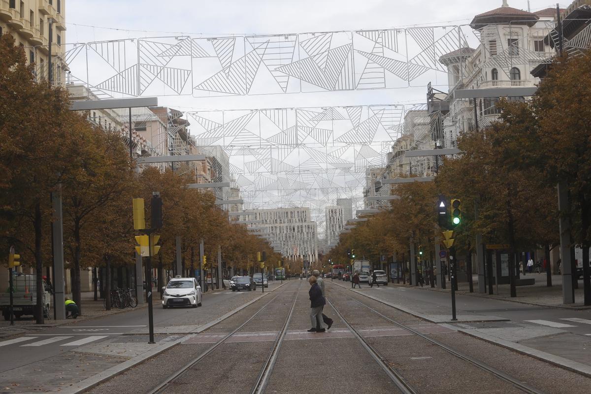 EN IMÁGENES | Las calles de Zaragoza se engalanan con las luces de Navidad