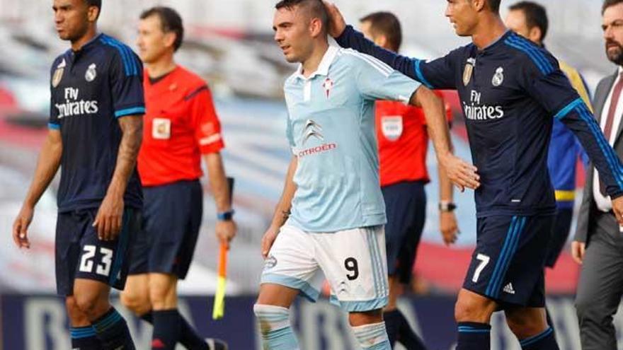 Aspas y Ronaldo se saludan en el partido de ida // J. LORES