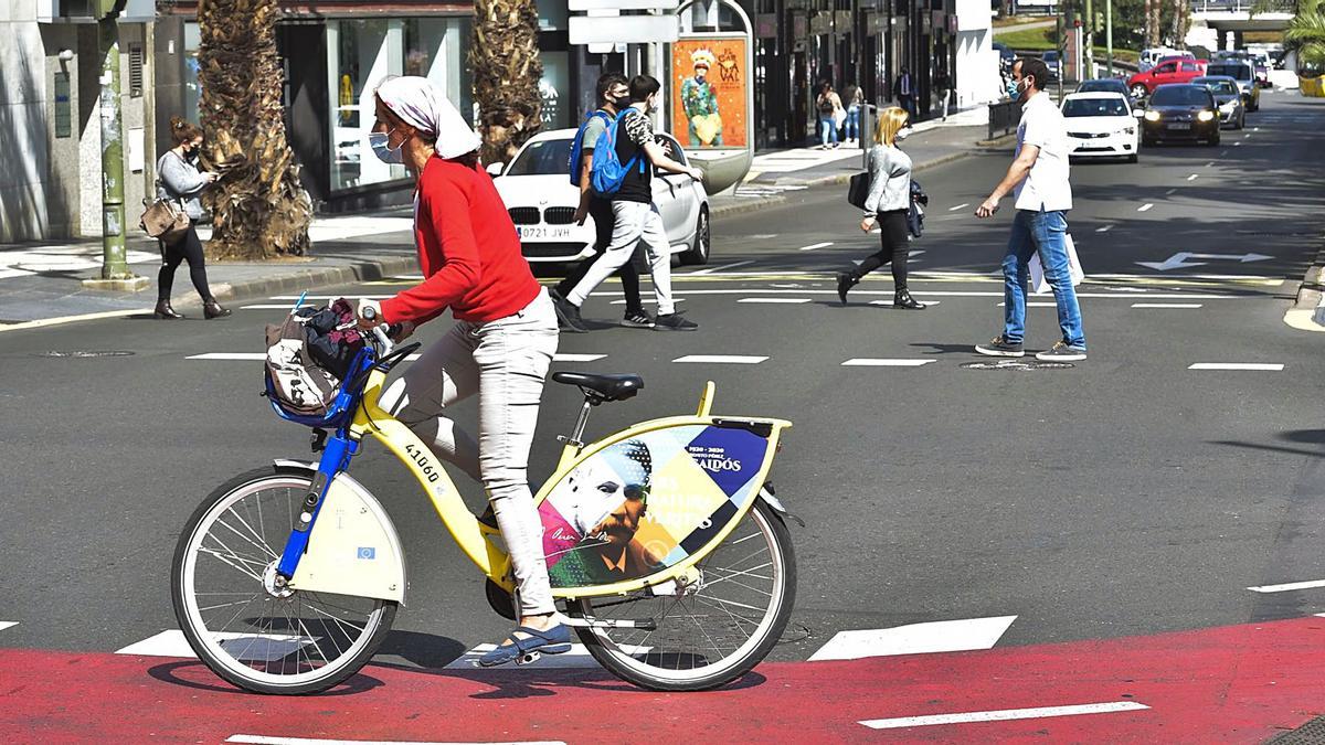 A woman on a bicycle in Bravo Murillo. | ANDRES CRUZ A woman on a bicycle in Bravo Murillo. | ANDRES CRUZ