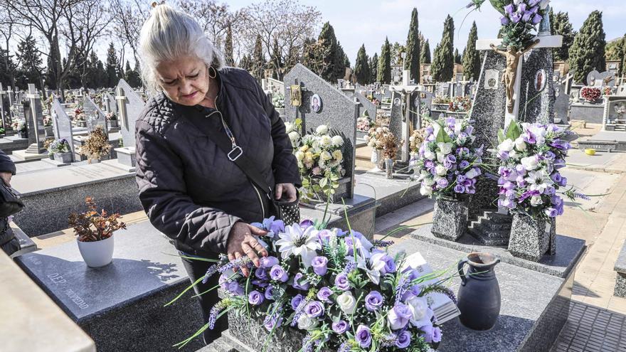 Denuncian robos en la tumba de su padre y el mal estado del cementerio de Alicante
