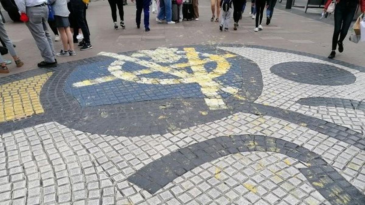 Una pintada anarquista embruta el mosaic de Miró a la Rambla