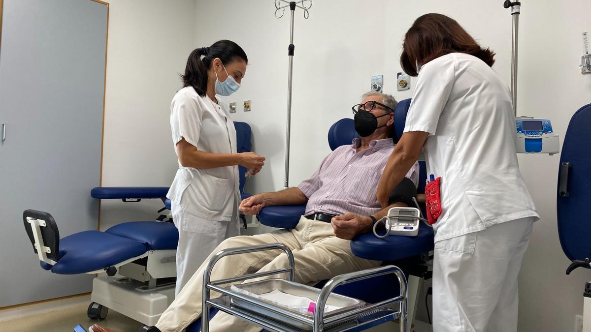 Atención a un paciente en el hospital de día de Cardiología del Reina Sofía.