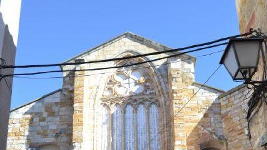 Desprendimientos en el ventanal gótico de San Juan obligan a cerrar la puerta oeste del templo