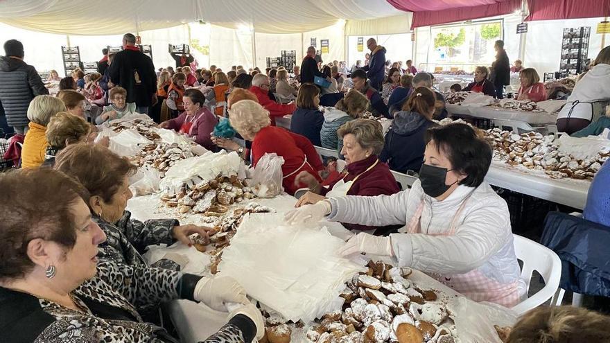 Benicarló &#039;embolica&#039; las más de 125.000 &#039;coques&#039; que repartirá en Sant Antoni