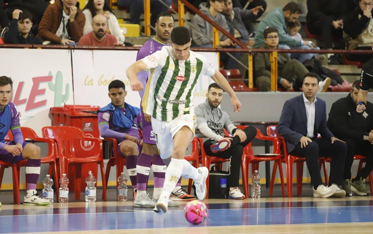 Carlos Gómez controla el balón en el encuentro contra el Palma Futsal.