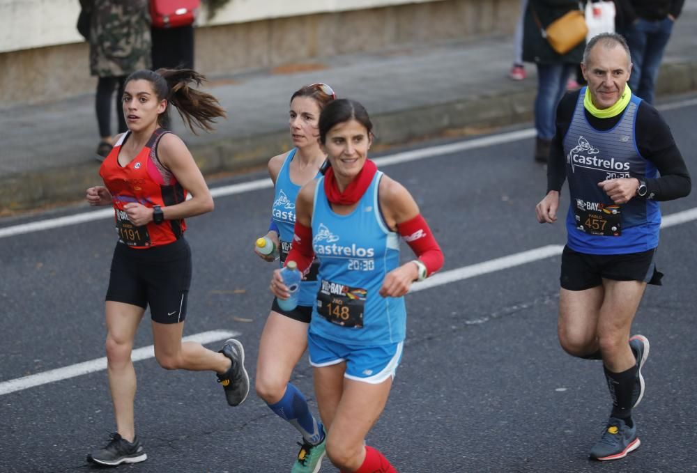 Los corredores del maratón completan la primera mitad del recorrido en los alrededores de Samil y Coruxo.