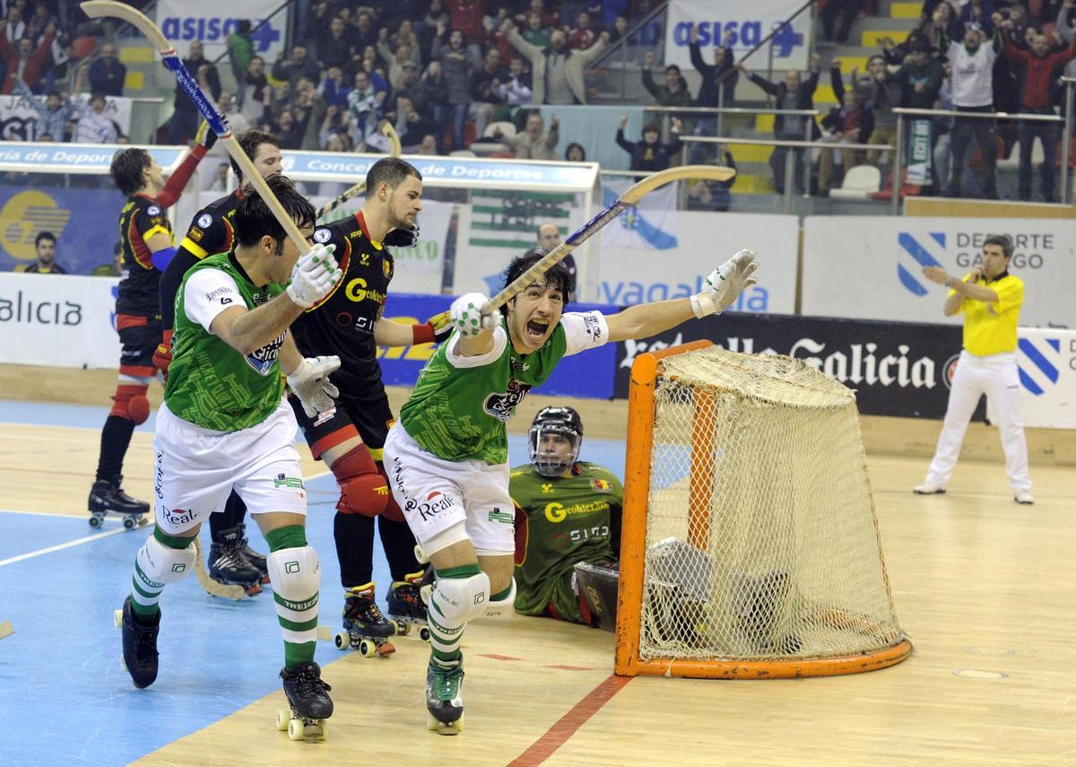 Lucas Ordóñez y Edu Lamas celebran un gol al Bassano en la final de la Supercopa de Europa de 2012.