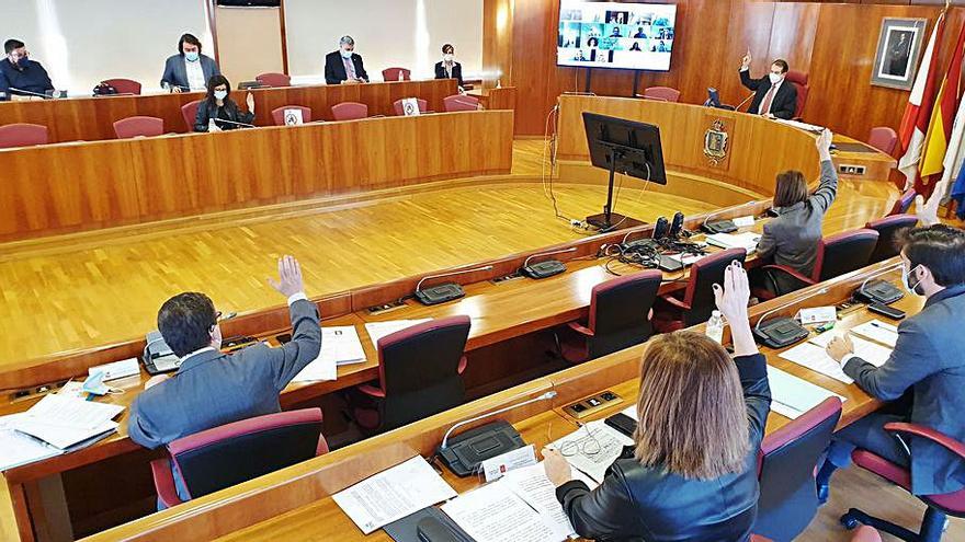Votación de uno de los puntos del pleno, ayer. | // MARTA G. BREA