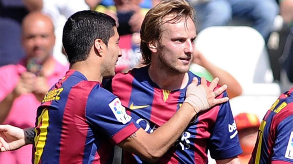 Ivan Rakitic (derecha) celebra con Luis Suárez uno de los goles del Barcelona frente al Córdoba