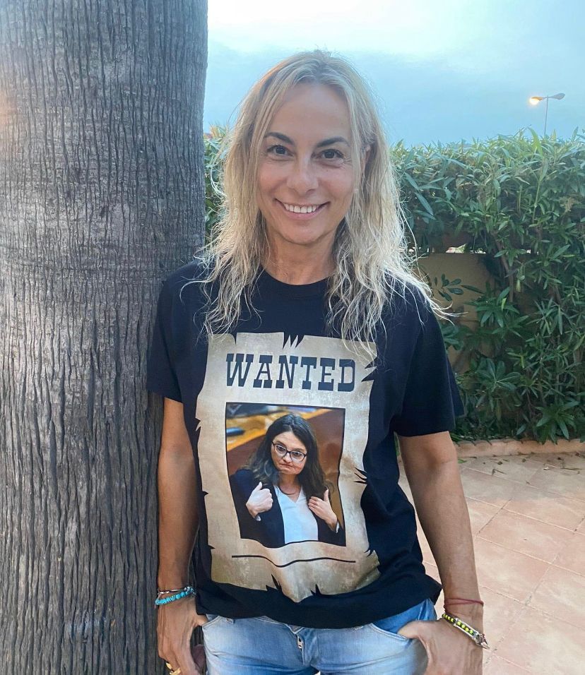 Sonia Castedo, con la camiseta de &quot;Wanted&quot; y la imagen de Oltra: &quot;Mastique y trague&quot;