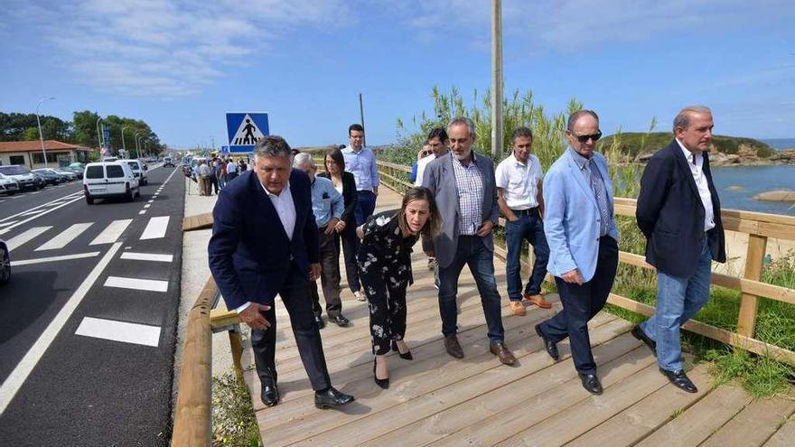 Ethel Vázquez, con el alcalde de Sanxenxo y otros cargos, en la senda de A Lanzada en julio. // G. S.