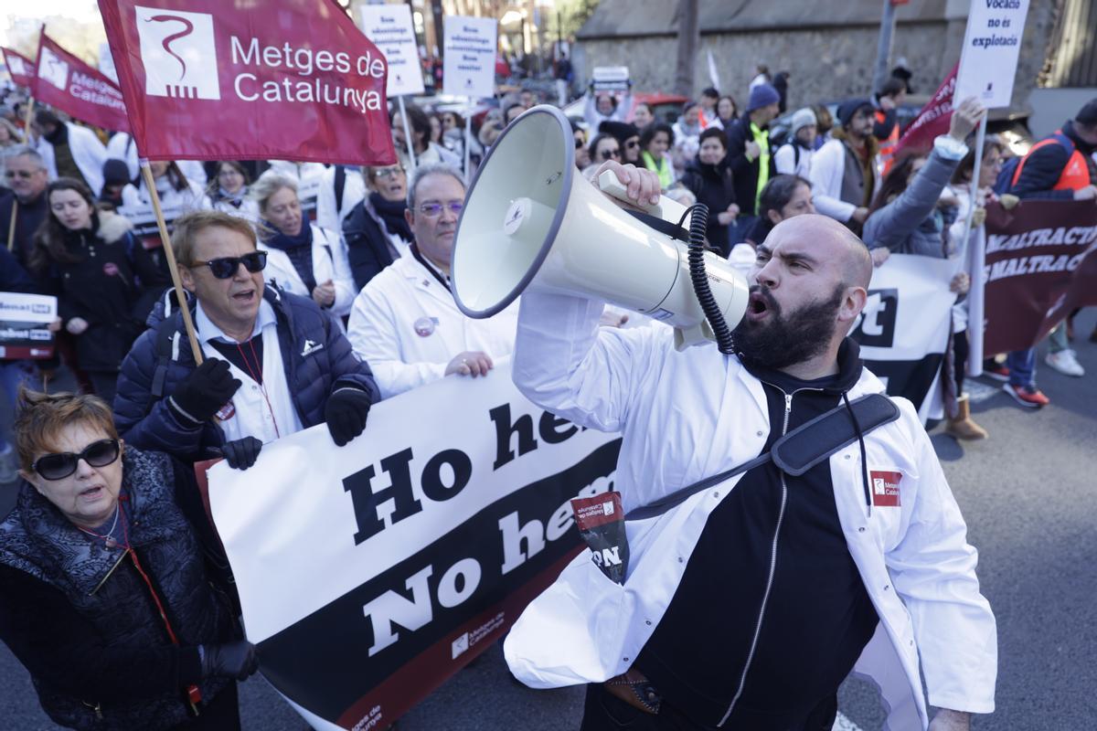 Los sanitarios se han manifestado desde el Departament de Salut hasta la estación de Sants en defensa de la sanidad pública durante el primer día de la huelga de médicos.