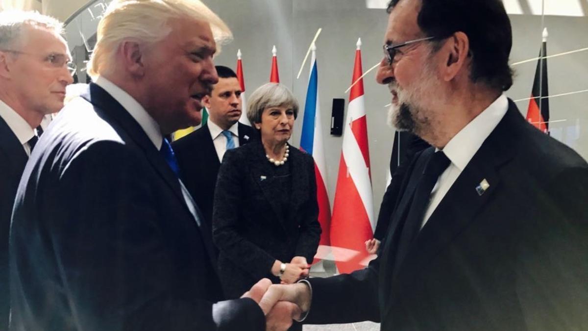 Donald Trump y Mariano Rajoy se saludan al inicio de la cumbre informal de la OTAN, en Bruselas el pasado mayo.