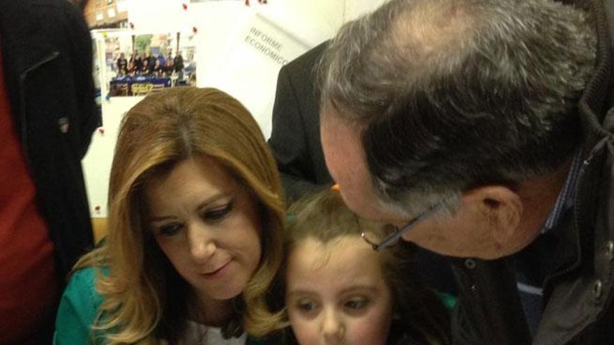 Susana Díaz, con una pequeña en brazos, atiende las peticiones de los vecinos.