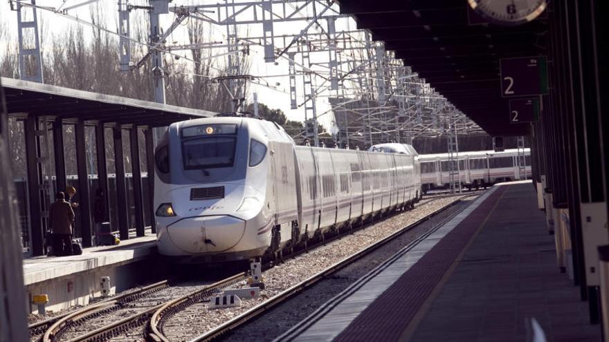 La nieve obliga a Renfe a cambiar de tren a los pasajeros asturianos que viajan a Madrid