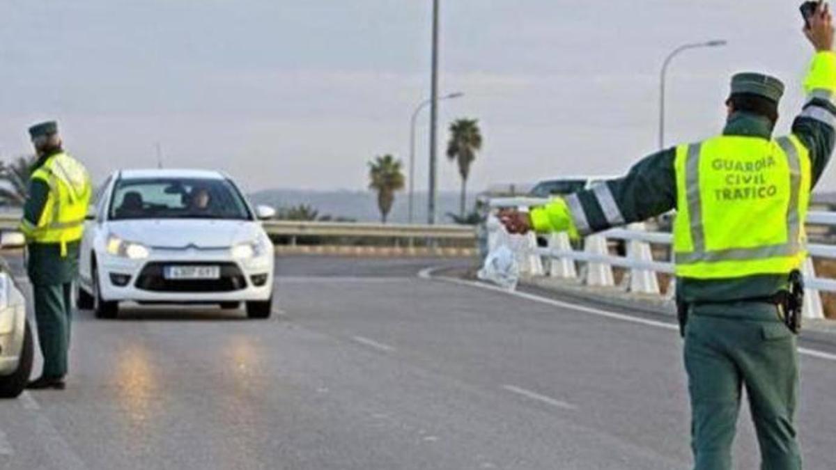 Los agentes de tráfico revisan el error que muchos conductores comenten a diario