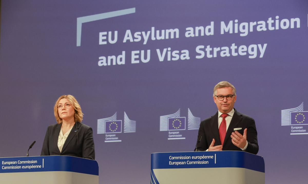La vicepresidenta de la Comisión Europea, Henna Virkkunen, y el comisario europeo de Migración, Magnus Brunner, durante una rueda de prensa.