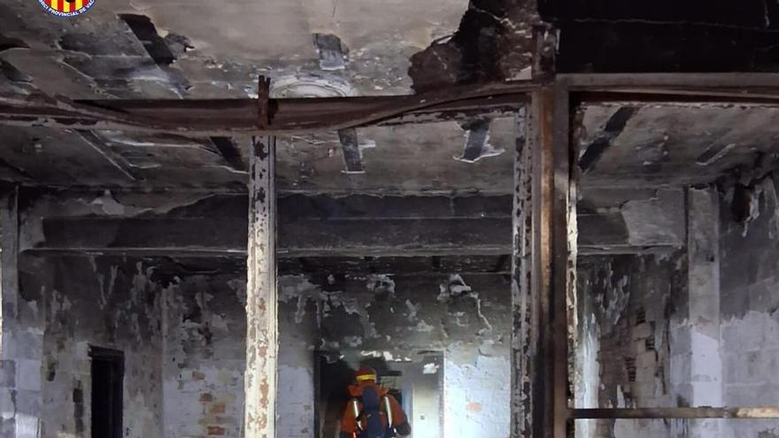 Los bomberos rescatan a una persona afectada por el humo en un incendio rural en Aldaia