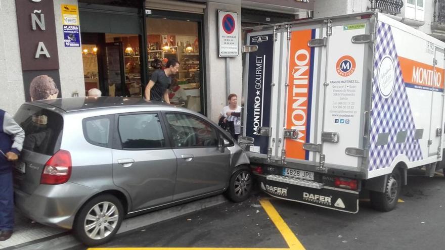 El coche que protagonizó este atropello en Ponte Caldelas.