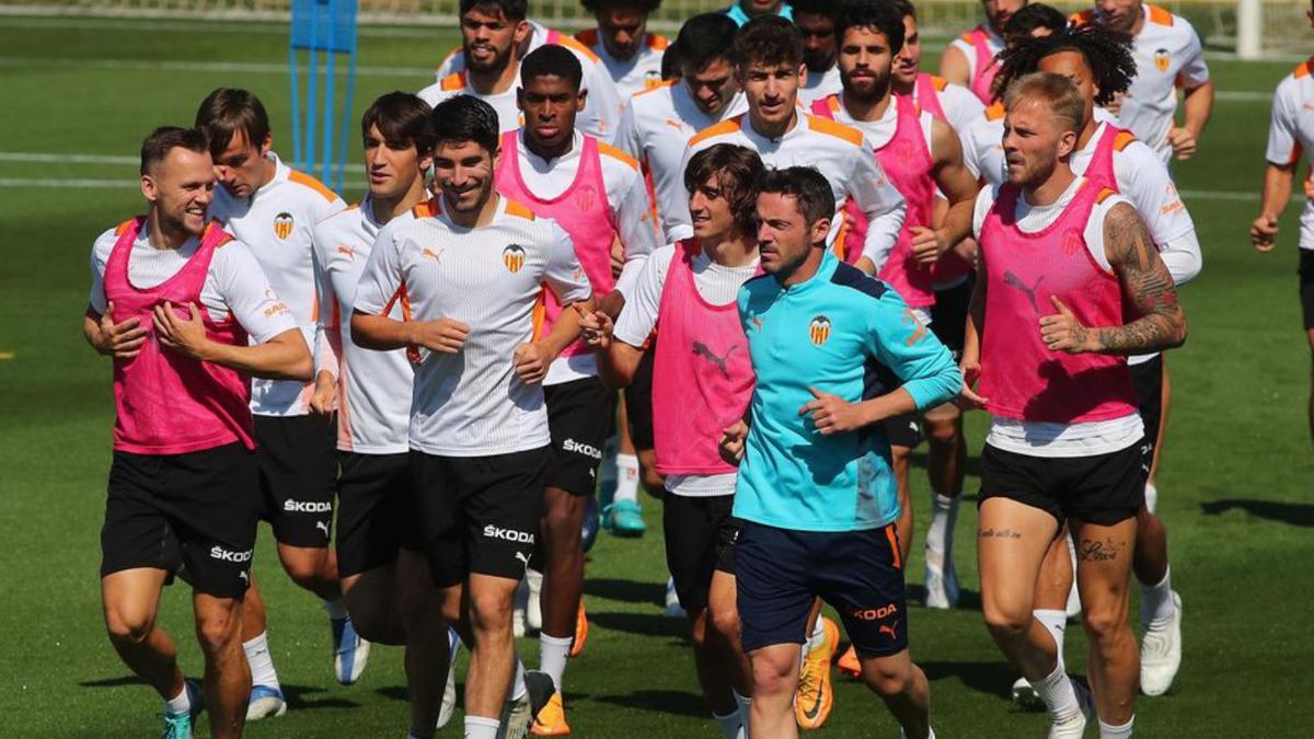 El Valencia, en el entrenamiento de ayer. | FRANCISCO CALABUIG