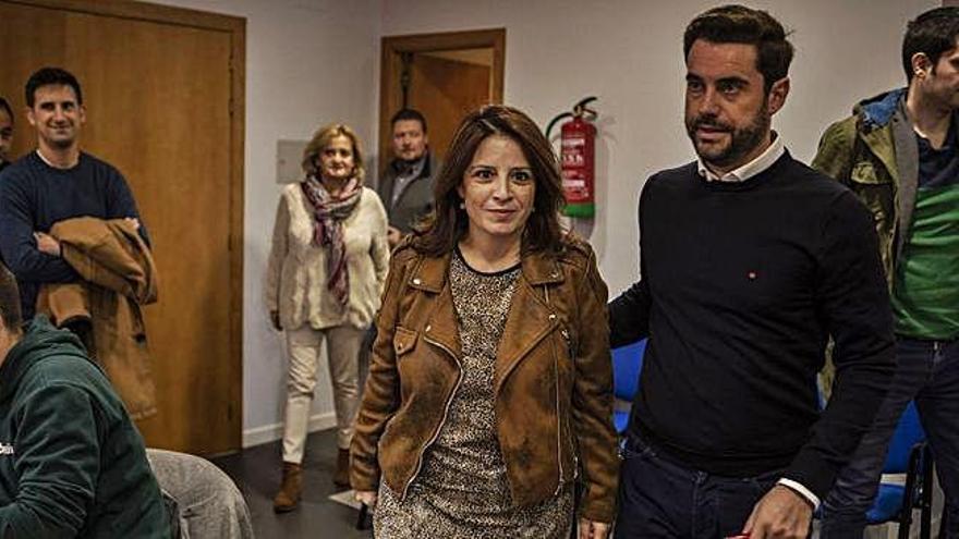 Adriana Lastra, ayer en la sede del PSOE junto al secretario provincial y candidato al Congreso Antidio Fagúndez.