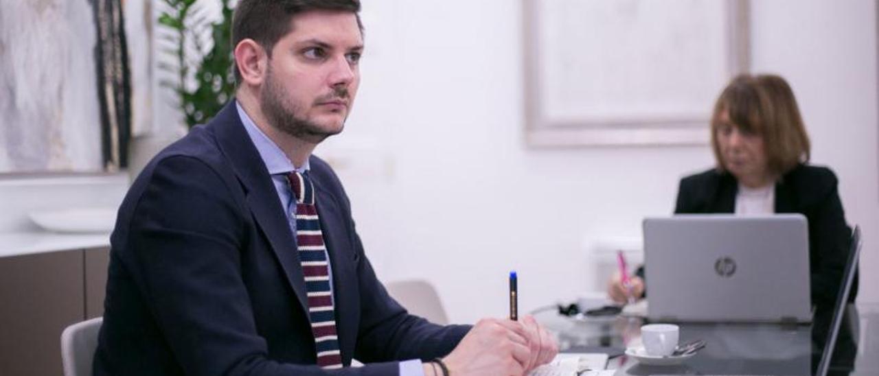El concejal José Manuel Prieto, en primer plano, durante una reunión en el ayuntamiento. | ÀLEX OLTRA