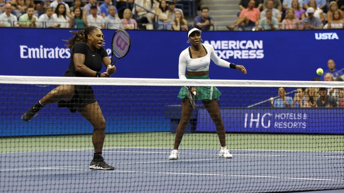 Venus y Serena Williams en su último partido de dobles.