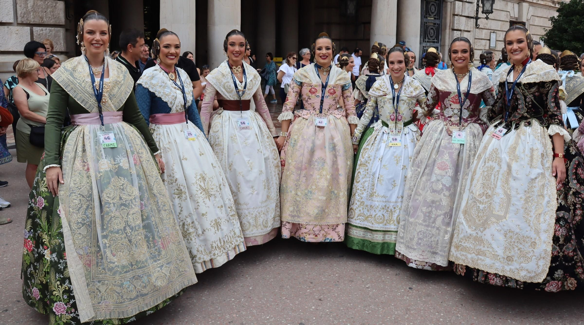 Concentración fallera en la Plaza del Ayuntamiento con las candidatas a FMV2025