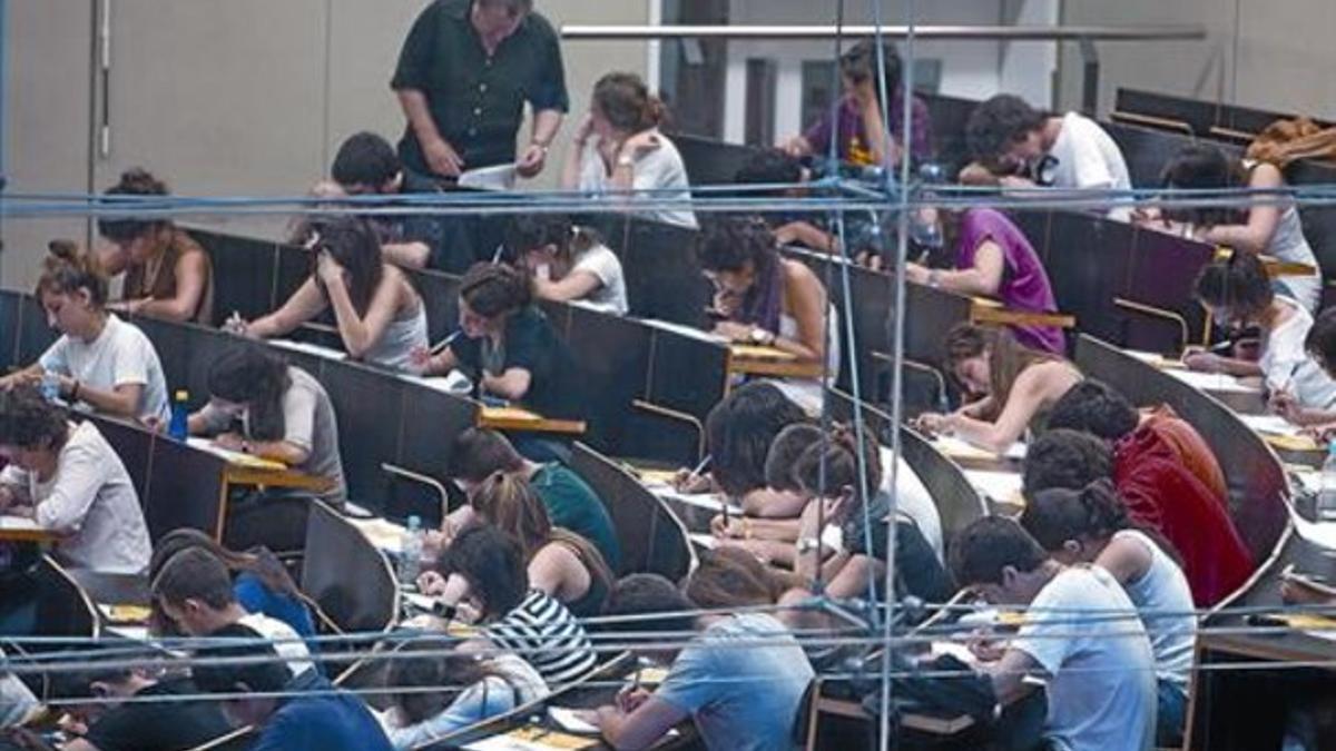 Estudiantes de Bachillerato se examinan de la selectividad, el pasado mes de junio, en la Pompeu Fabra.