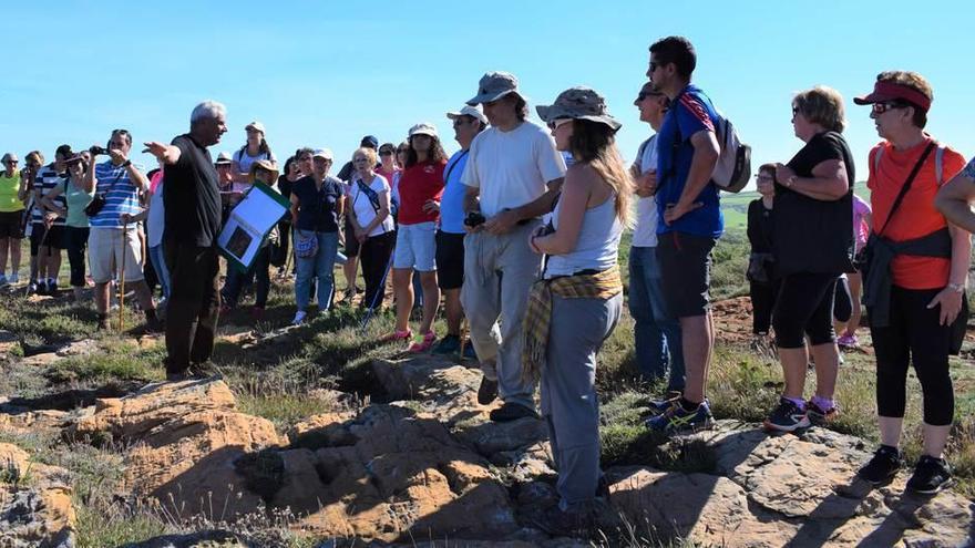 Ricardo García Iglesias da explicaciones durante el recorrido.