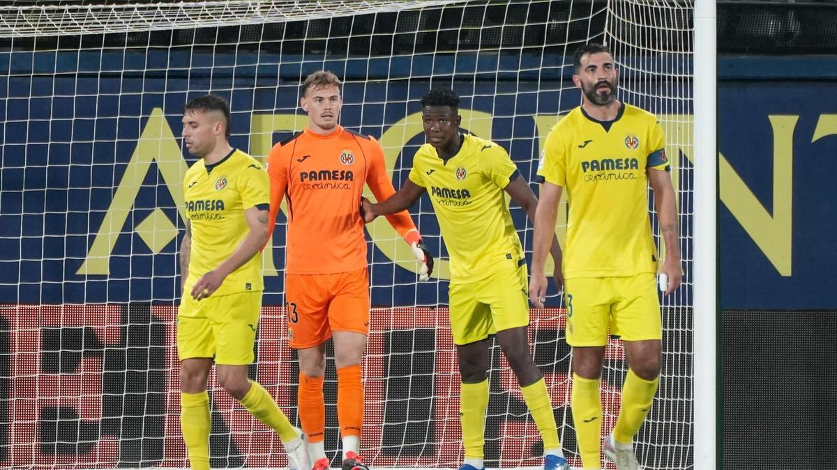 Los jugadores del Villarreal lamentan el gol del Getafe.