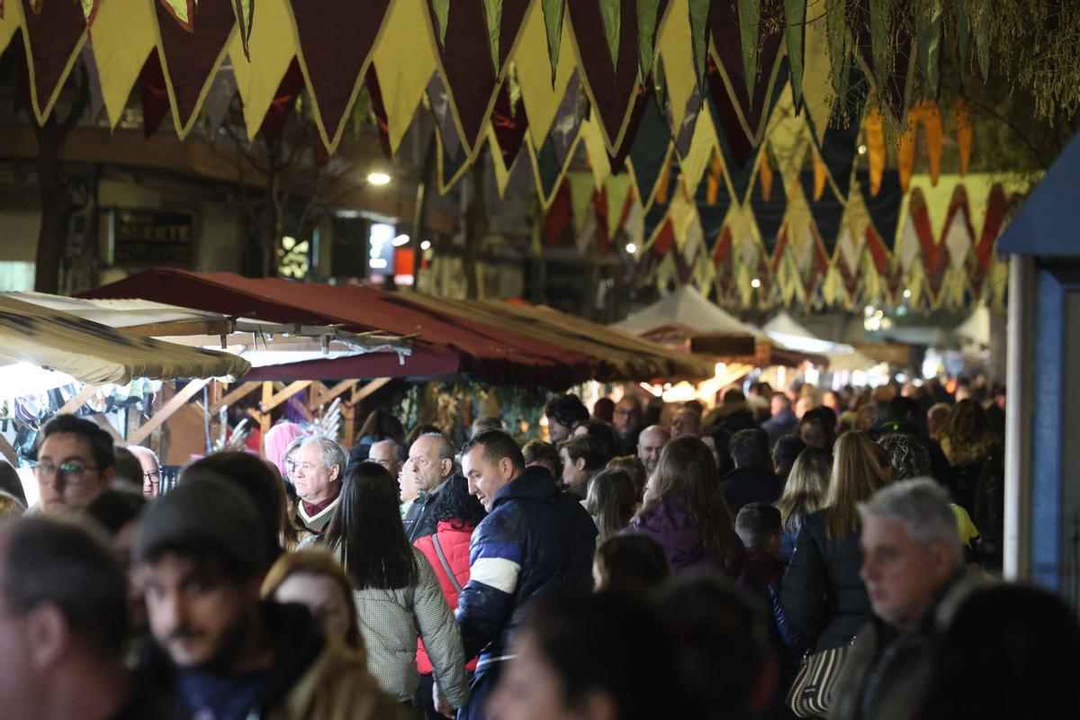 Centenares de personas acudieron a la Fira de Sant Blai de Albal en su jornada inaugural.