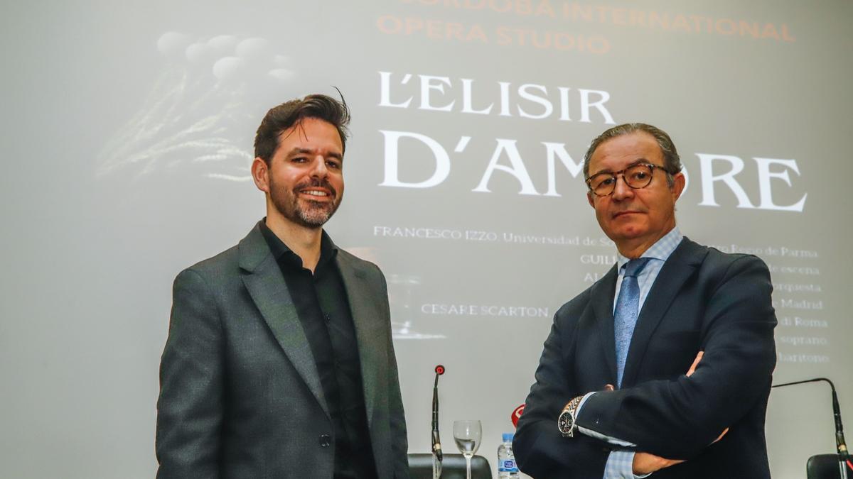El director de orquesta Alberto Cubero presenta el proyecto de Ópera Córdoba Lab junto al vicepresidente del Círculo de la Amistad Nicolás de Bari