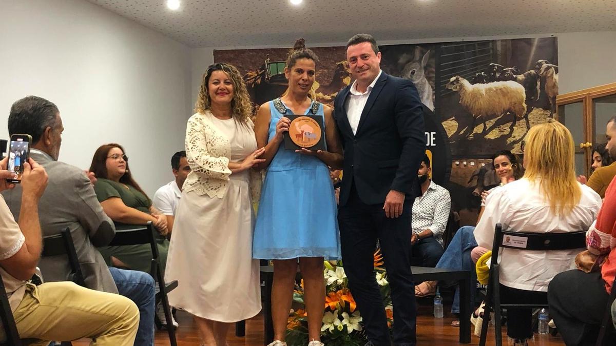 Representantes de Yaiza con una de las hijas del homenajeado