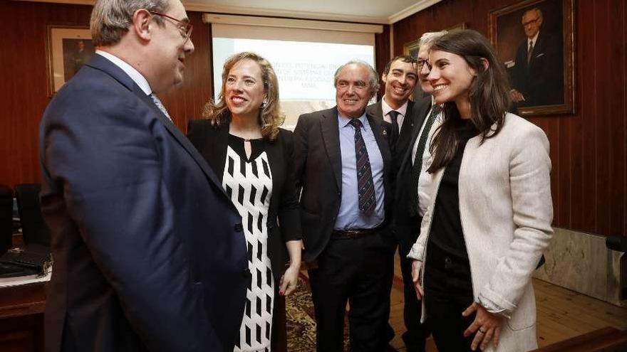 Gregorio Rabanal, Belarmina Díaz, Francisco Blanco, Francisco Javier de Cos, Santiago García Granda y Covadonga Loredo, ayer, tras la entrega del galardón.