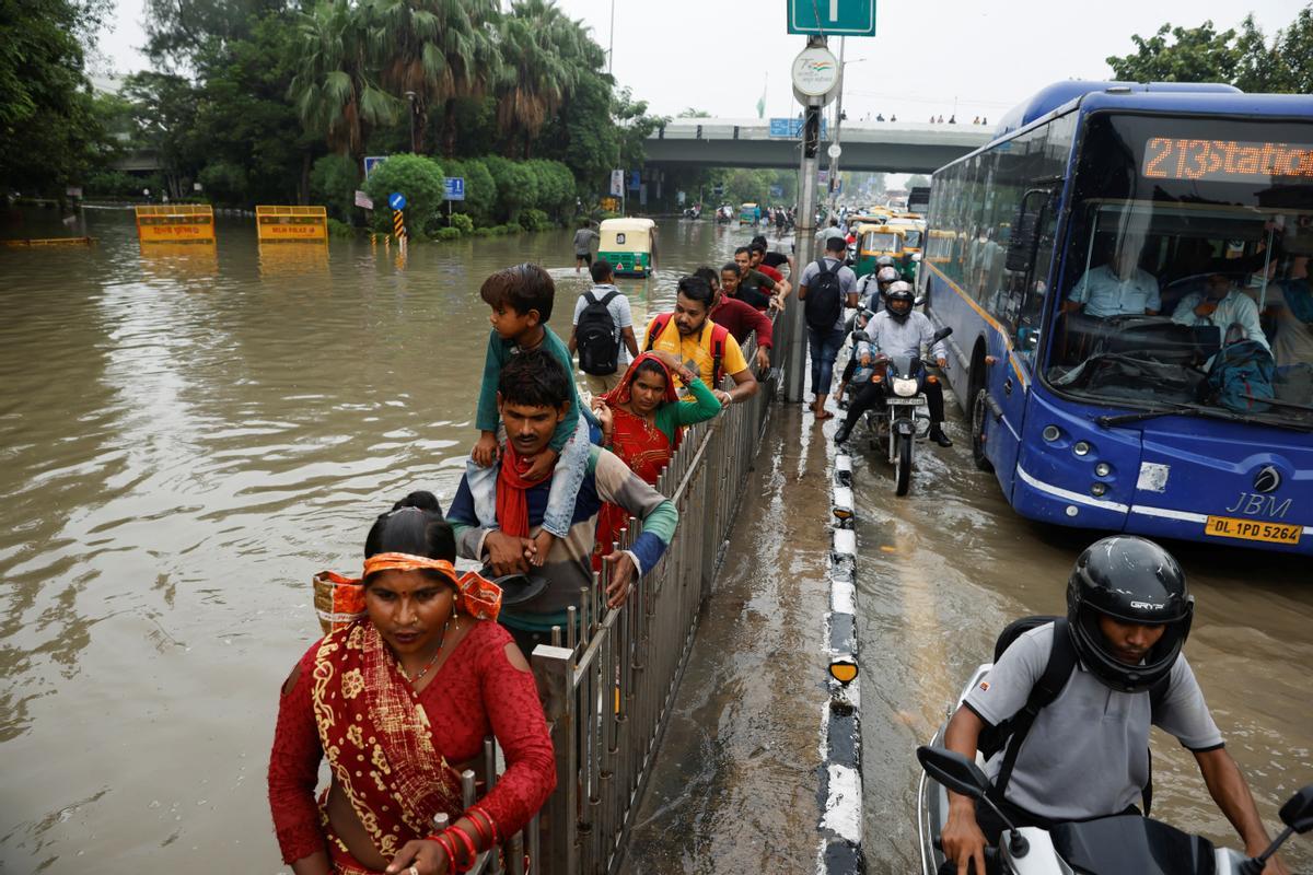 El río Yamuna se ha desbordado debido a las lluvias monzónicas en Nueva Delhi.