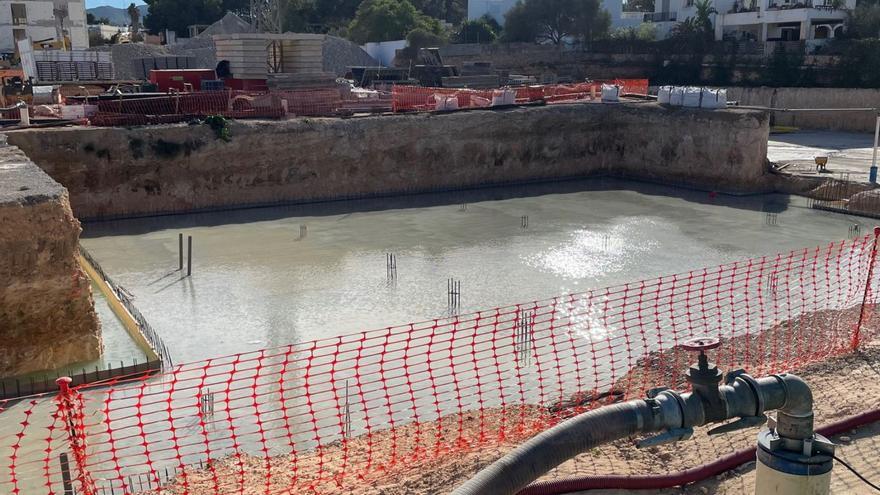 La inundación de agua del subsuelo en la zona excavada de las obras del hotel. | D. I.