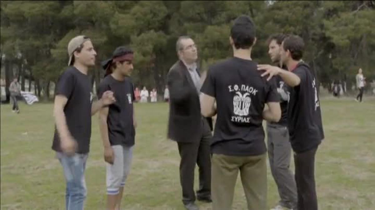 Partit de futbol entre grecs i refugiats sirians.
