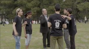 Partit de futbol entre grecs i refugiats sirians.