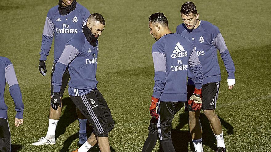 Navas y Benzema disputan el balón, observados por Ronaldo y Kovacic.