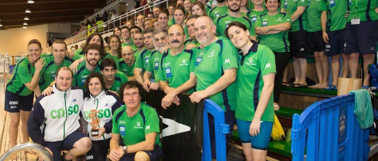 El equipo máster del Santa Olaya, a la conclusión de su participación en el Campeonato nacional máster disputado en las instalaciones del &quot;Oly&quot;.