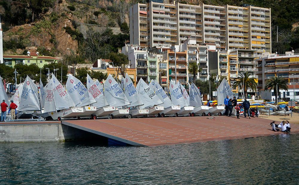 Les barques de competició, a punt de començar una regata.