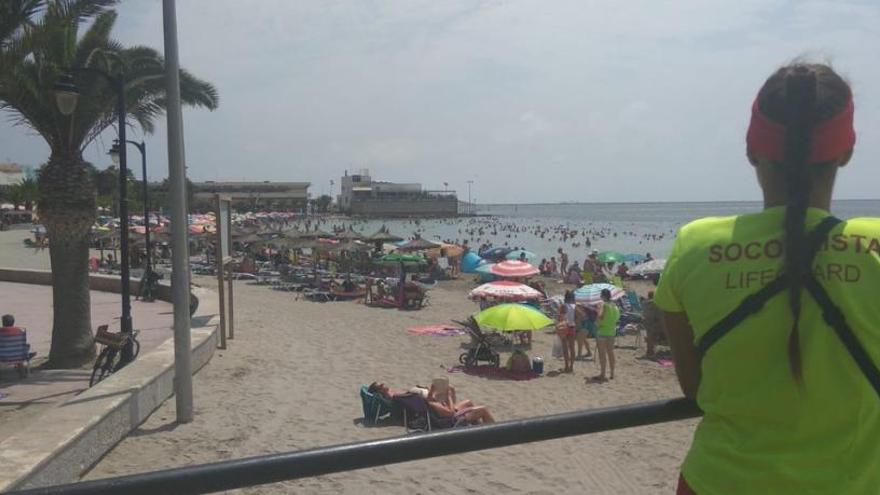 Socorristas en la playa de La Puntica.