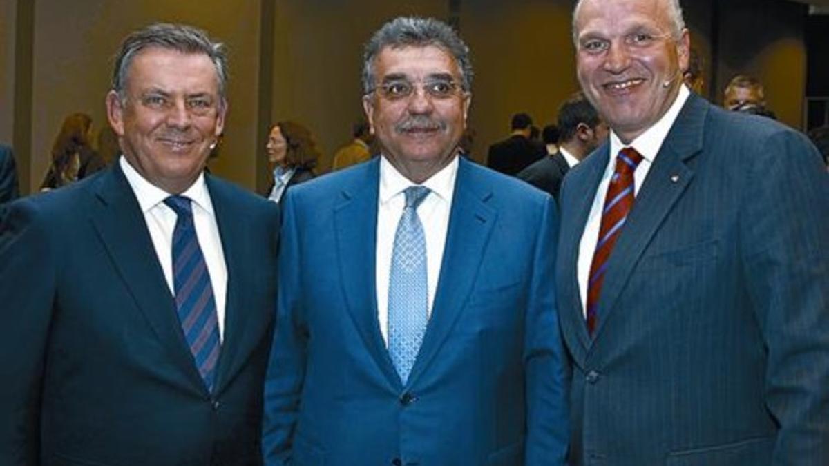 Stackmann (derecha), con Muir (izquierda) y Javier García Sanz (centro), ayer en Seat.