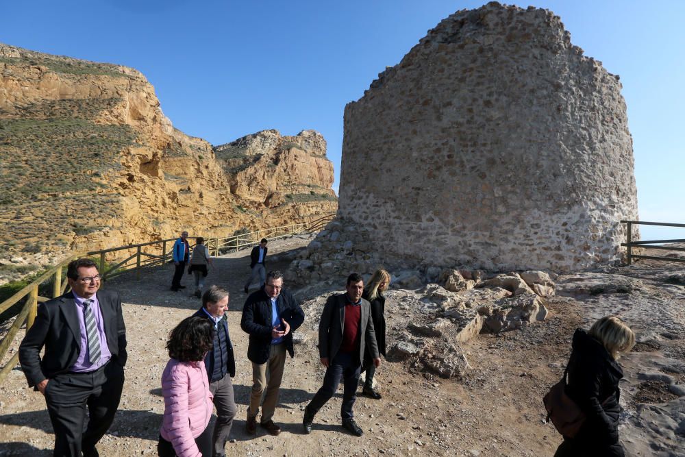 Las obras de restauración de la Torre de Les Caletes de Benidorm sacan a la luz restos de tejidos y materiales de los antiguos vigías